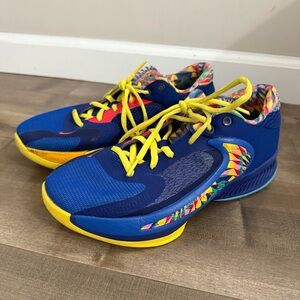 Nike Boys Freak 4 SE Shoes DV3017-400 6Y Blue Kaleidoscope Basketball Sneakers